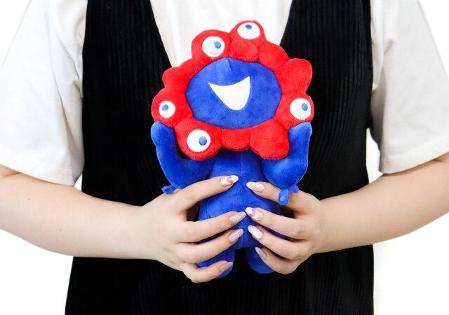 ミャクミャク ぬいぐるみポーチ 持ったところ