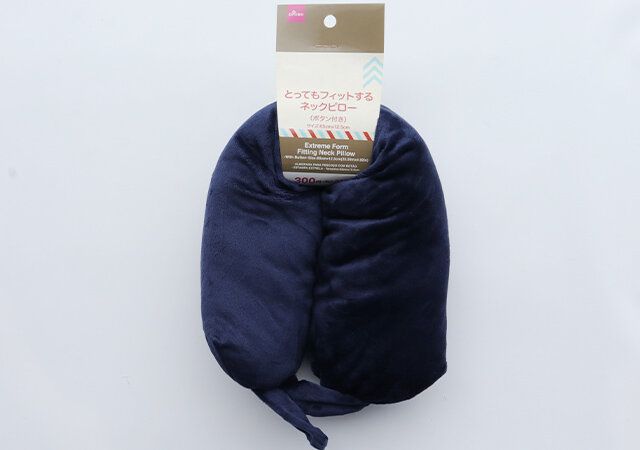 ダイソー とってもフィットするネックピロー（ボタン付き） パッケージ