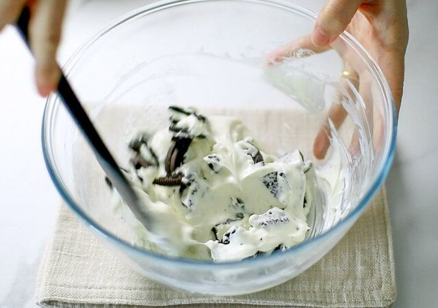 クリームチーズにオレオを割って加える