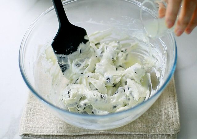 クリームチーズにレモン汁を加える