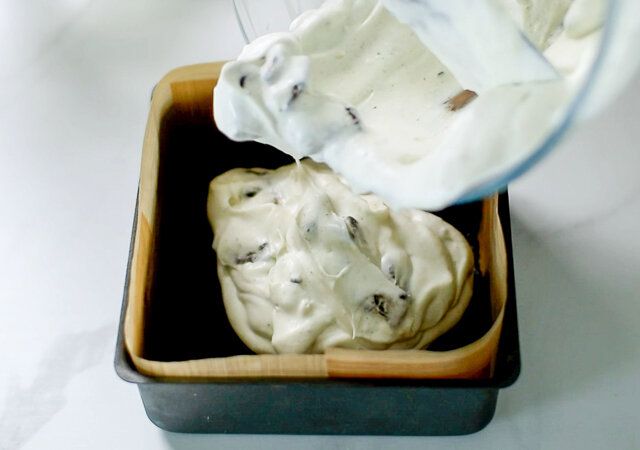 型に生地を入れる