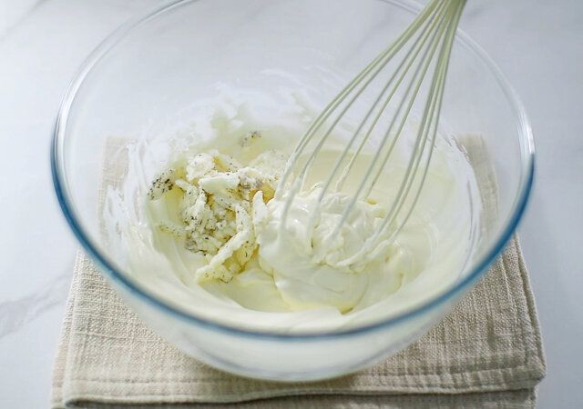 クリームチーズにオレオのクリームを混ぜる