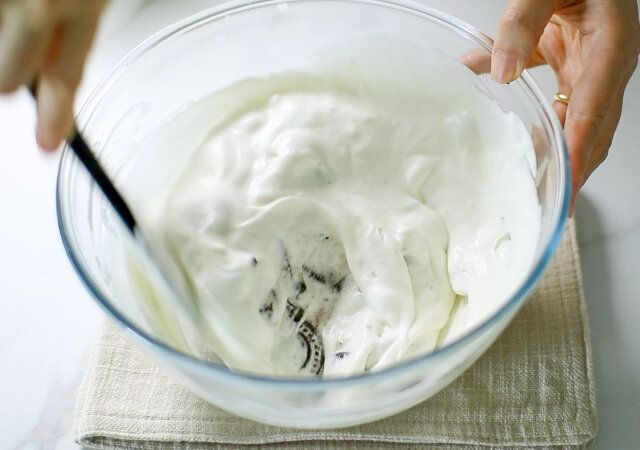 ホイップクリームにクリームチーズを加える