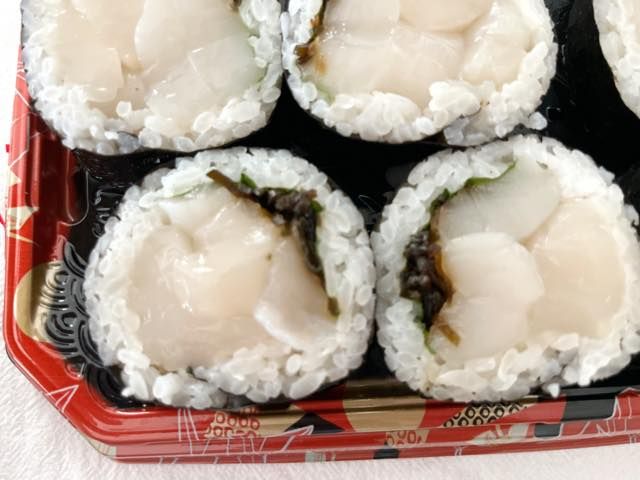 近づけた「魚萬 ほぼ海鮮巻き」（ほたて）