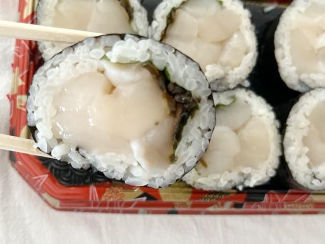 「ほぼ海鮮巻きほたて」を持ち上げる