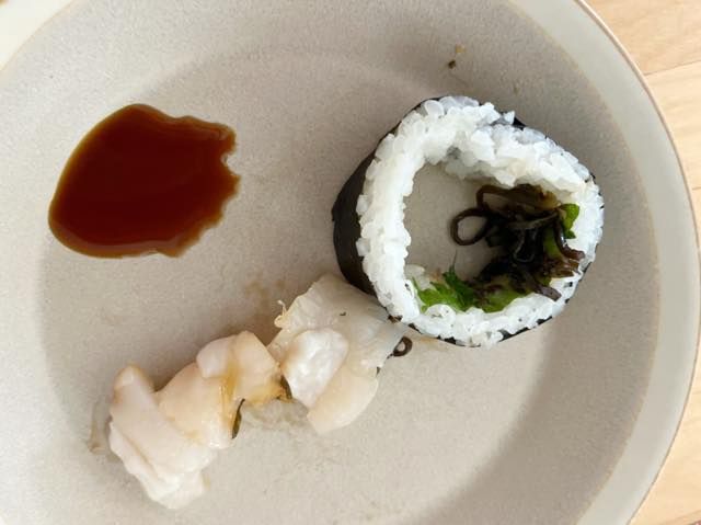 解体した「魚萬 ほぼ海鮮巻き」