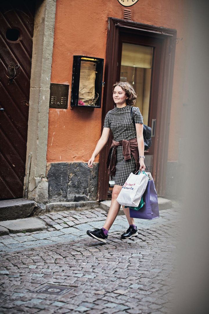 レトロなおさがりワンピースにスニーカーを合わせておしゃれに仕上げる