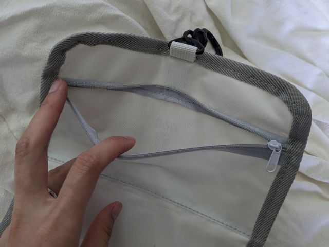 半透明なトラベル＆アウトドアポーチ