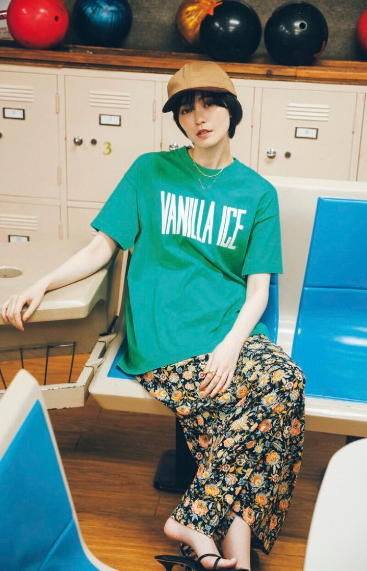 Tシャツ¥10,780（オブラダ／シンチ） ラップスカート¥33,880（ザ シンゾーン／シンゾーン ルミネ新宿店） キャップ¥8,800（ポテン × ビームス ボーイ／ビームス ボーイ 原宿） ロープチェーンネックレス¥43,450、ハートネックレス¥28,050（ともにシエナロゼ／シエナロゼ 表参道ヒルズ店） 2セットリング¥1,650（アネモネ／サンポークリエイト） サンダル¥35,200（ピッピシック／ベイジュ）