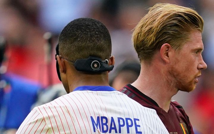 鼻骨折のエムバペ、新フェイスマスクをEUROで装着 「周辺視野が…」とデシャン監督が影響説明