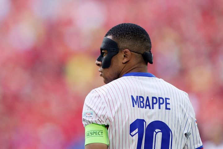 鼻骨折のエムバペ、新フェイスマスクをEUROで装着 「周辺視野が…」とデシャン監督が影響説明