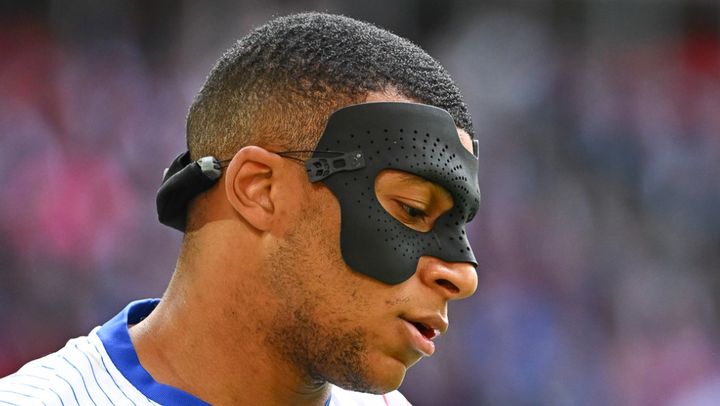 鼻骨折のエムバペ、新フェイスマスクをEUROで装着 「周辺視野が…」とデシャン監督が影響説明