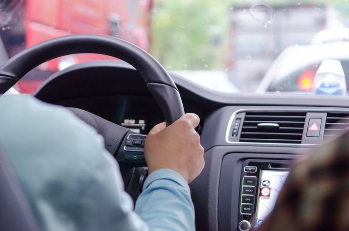 画像: ママ友を車に乗せてあげたら「えっ、汗臭い」【ニオイチェック】された！？失礼な一言にモヤモヤ