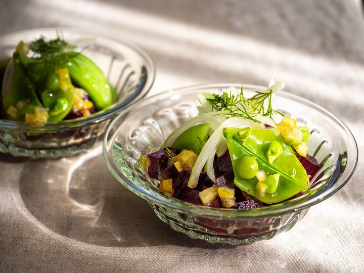 素材の甘味が際立つ“スナップえんどうとビーツのサラダレモンドレッシング添え”