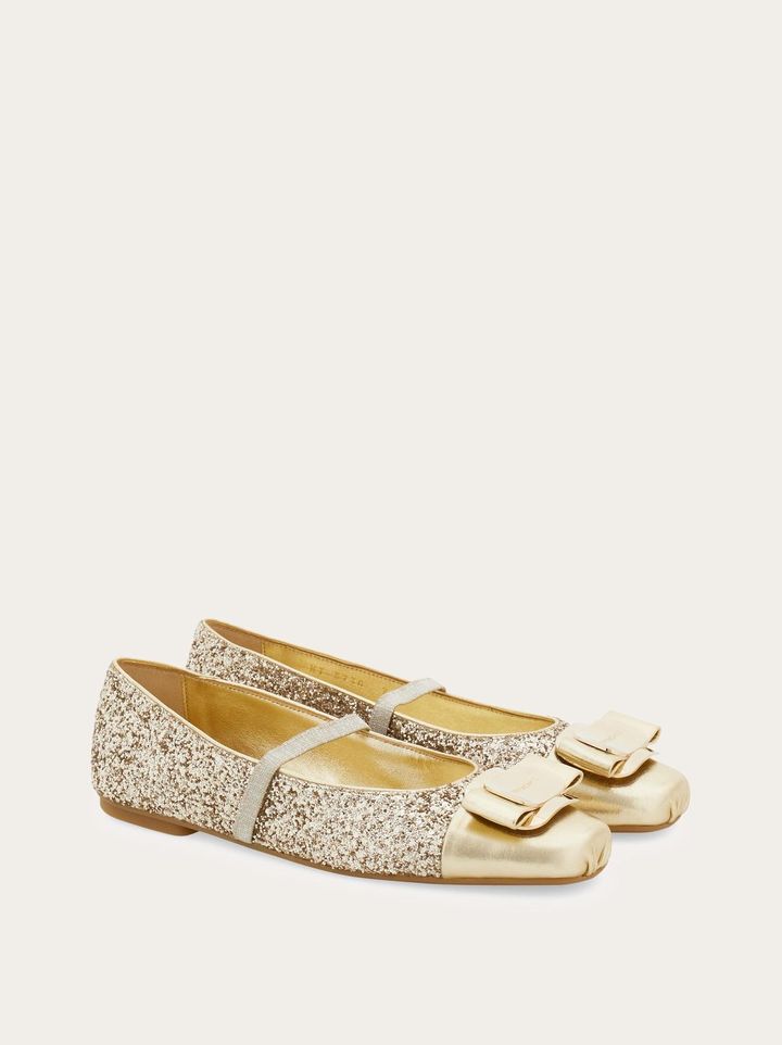 画像: 【FERRAGAMO】「バレエシューズ」（Gold／Light Yellow）￥104,500（税込）