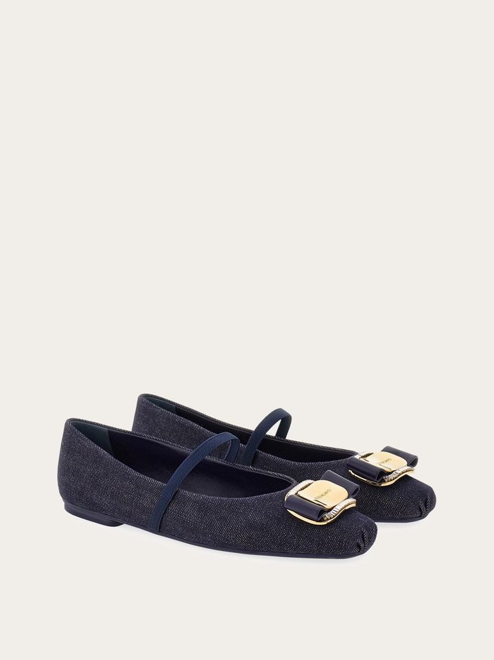 画像: 【FERRAGAMO】「バレエシューズ」（Denim／Midnight）￥115,500（税込）