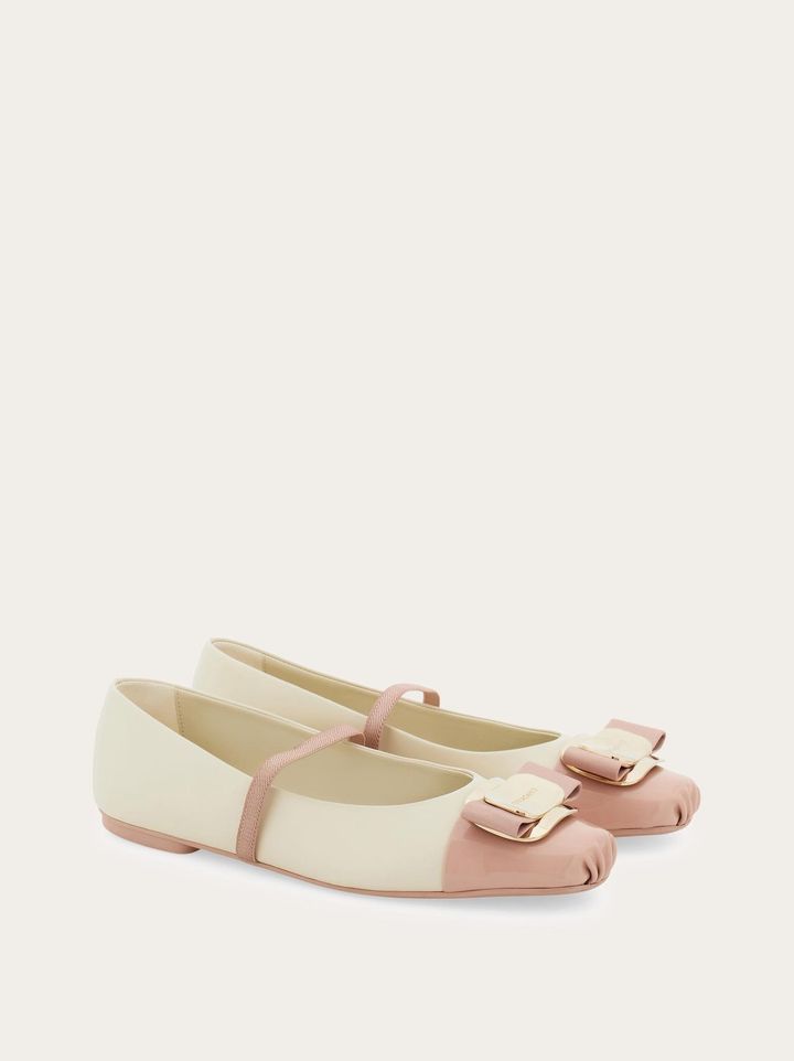 画像: 【FERRAGAMO】「バレエシューズ」（Mascarpone／Black、Mascarpone／Rose）各￥104,500（税込）