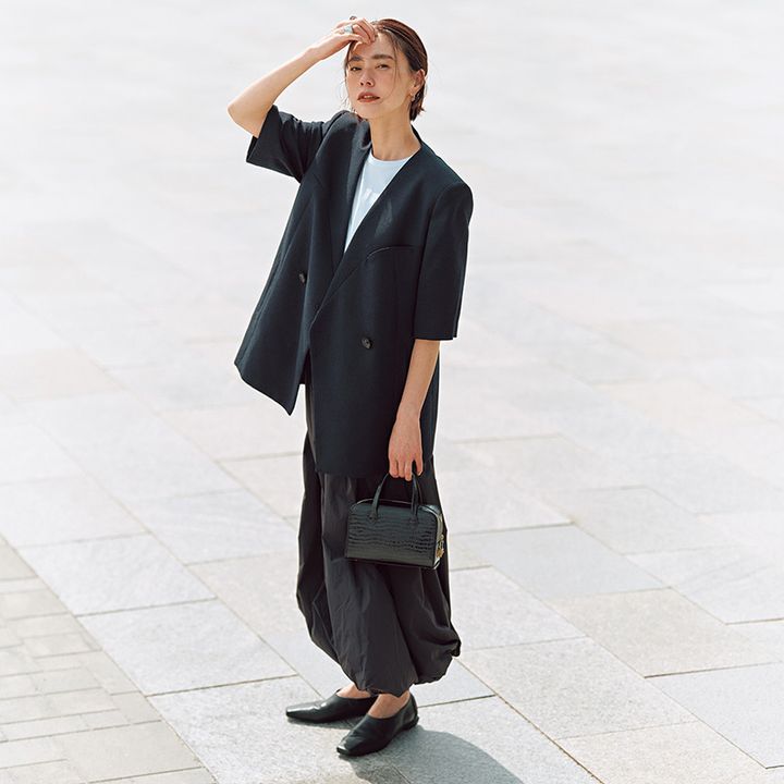 送迎ママにぴったりの半袖ジャケットでモノトーンコーデ