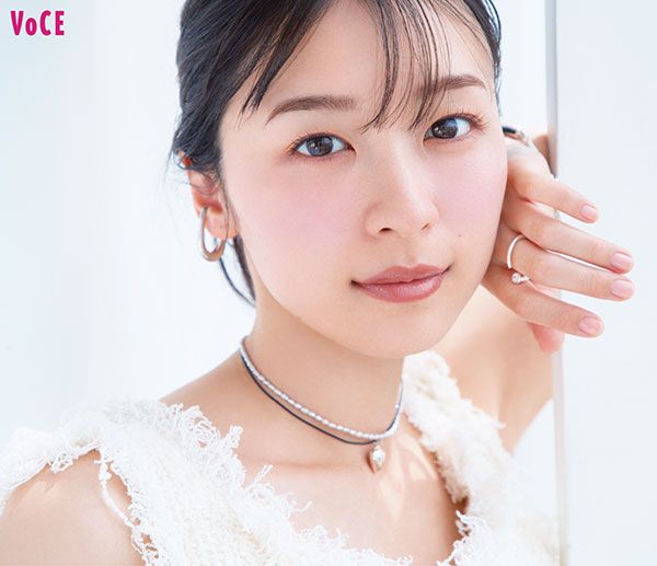 鳴海唯さん／フェザリーアイブロウジェル 01 使用