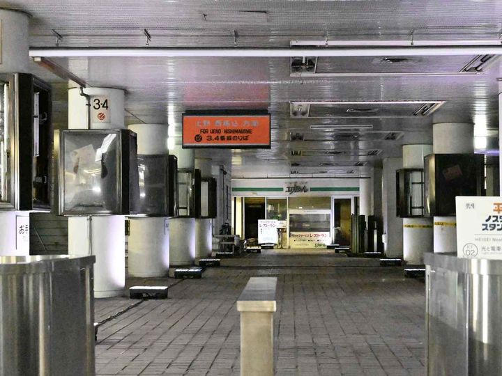 画像: 柱付近の床には今回のイベントのために準備されたデジタルサイネージが設置されていました。 出典：フリークス ストア