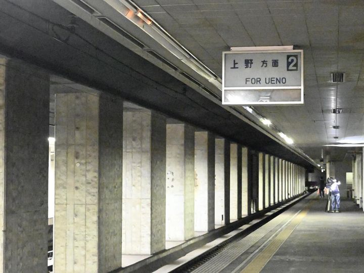 画像: 未使⽤のホームの対面には現役で使われているホームがあり、過去と現在のコントラストを感じます。 出典：フリークス ストア