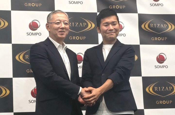 SOMPOホールディングスのグループCEO取締役代表執行役社長・奥村幹夫さん（左）とRIZAPグループの代表取締役社長・瀬戸健さん