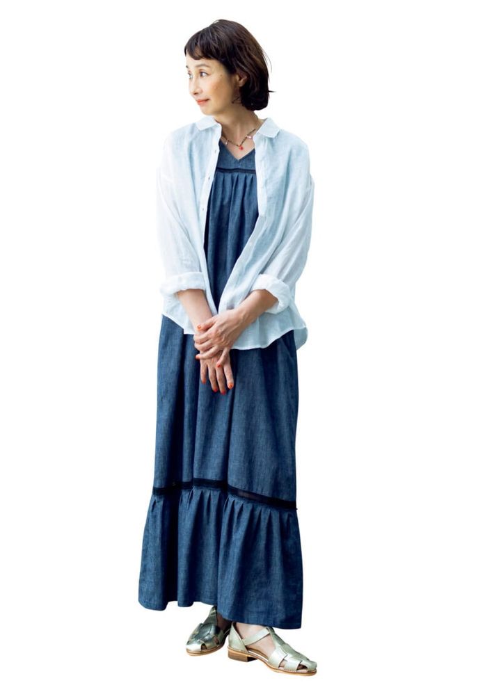 シャツ¥10.890／ビーミング バイ ビームス（ビーミング ライフストア バイ ビームス ららぽーとTOKYO-BAY 店）、ノースリーブワンピース¥46,200／プレインピープル（プレインピープル青山）、ネックレス¥17,050／ナッシュ（アッシュ・ペー・フランス）、サンダル¥24,970／モヒ（セムインターナショナル）