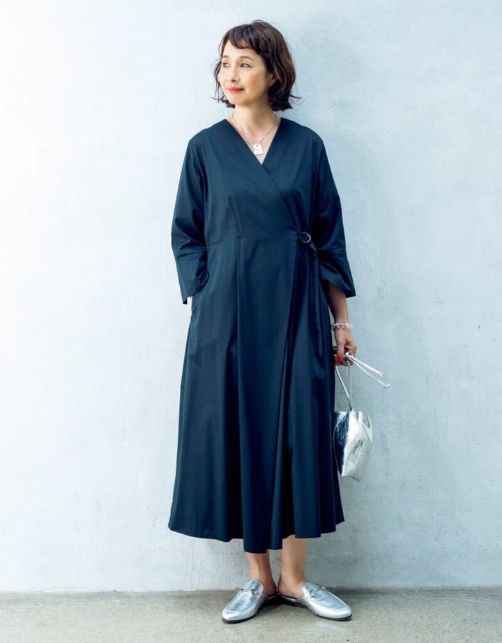 ワンピース¥36,300／ロワズィール、バッグ¥24,200／マロウ（プレインピープル青山）、ネックレス¥25,300／セルジュ・トラヴァル（アッシュ・ペー・フランス）、ブレスレット¥6,930／アビステ、サンダル¥35,200／カステラーノ（フラッパーズ）