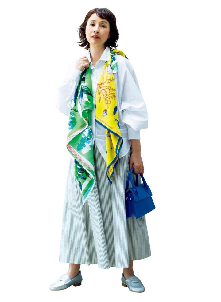 シャツ¥27,500／ソースー（ビショップ）、イエロースカーフ（ 6 5 c m ×65cm）¥15,400、グリーンスカーフ（88cm× 88cm）¥19,800／ともにマニプリ、スカート¥19,800／コンジェペイエ アデュー トリステス、バッグ¥18,700／オウレンティ（セムインターナショナル）、ローファー¥9,900／カランシエル（シップス インフォメーションセンター）