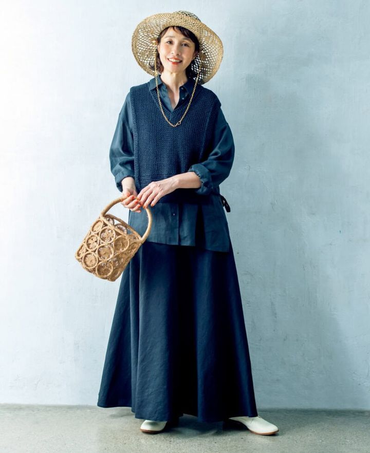 ベスト¥ 24,200／ロワズィール、シャツ¥11,990、カゴバッグ¥6,930／ともにカランシエル（シップス インフォメーションセンター）、スカート¥33,000／エーケー ワン（ビームス丸 ノ内店）／カランシエル（シップス インフォメーション）、チェーン付き帽子¥8,910／ベネリモンタコーネ（セムインターナショナル）、シューズ¥42,900／ディヴィナ（金万）