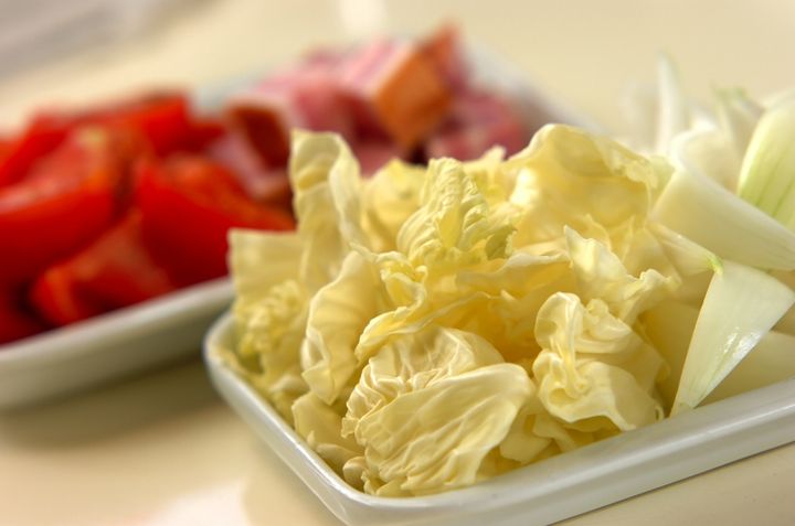 キャベツとベーコンのコンソメ鍋の下準備1