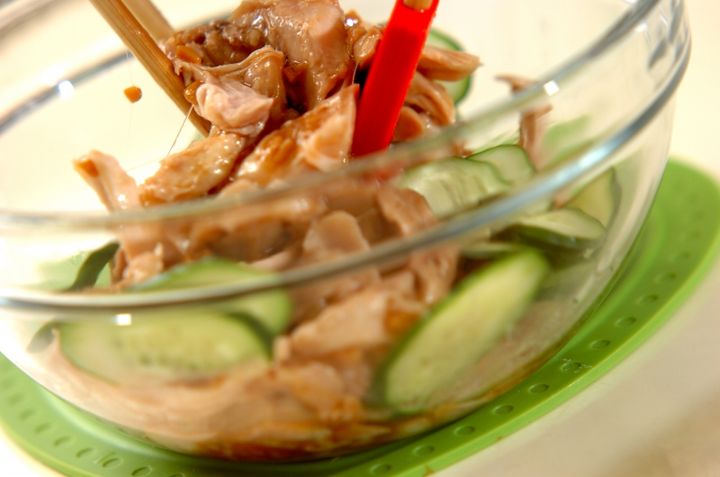 鶏とキュウリの納豆サラダの作り方1