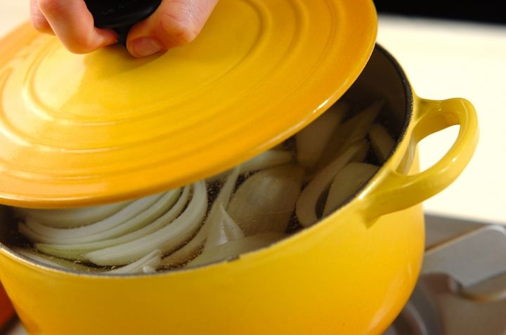 キャベツとベーコンのコンソメ鍋の作り方1