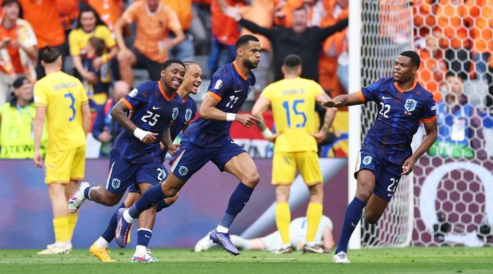 オランダ、EURO準々決勝進出！英雄ガクポはゴール後にベンチに猛ダッシュした理由を説明 「理学療法士に…」