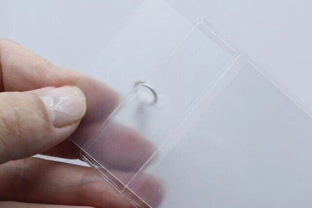 ダイソー チェキ用キーホルダー 2P 透明な板が入っている