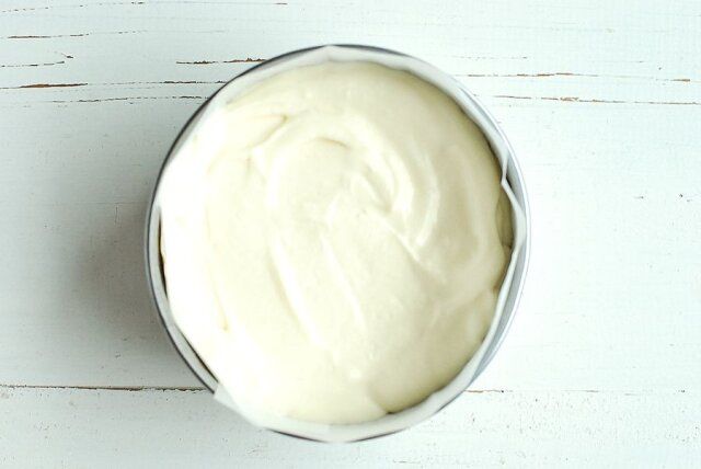 生地を型に流しいれる