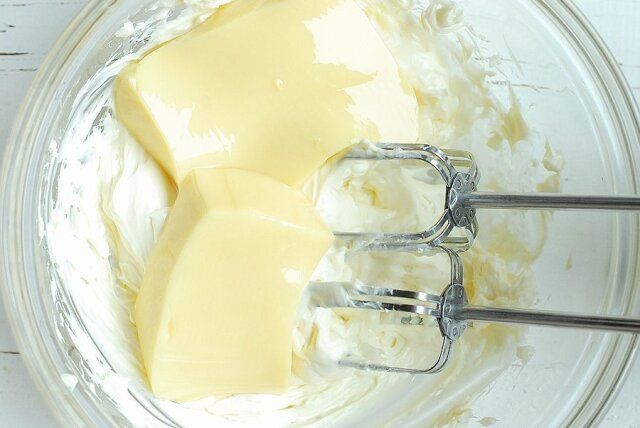 クリームチーズ、プリン、ホットケーキミックスを混ぜる