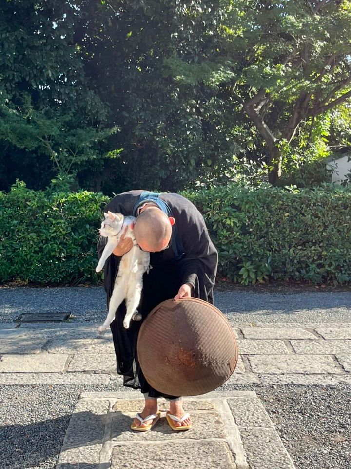 猫と一緒に修行道場を去る住職さん