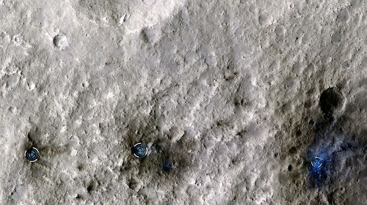 火星上で撮影された隕石落下によるクレーター（マークは落下地点）