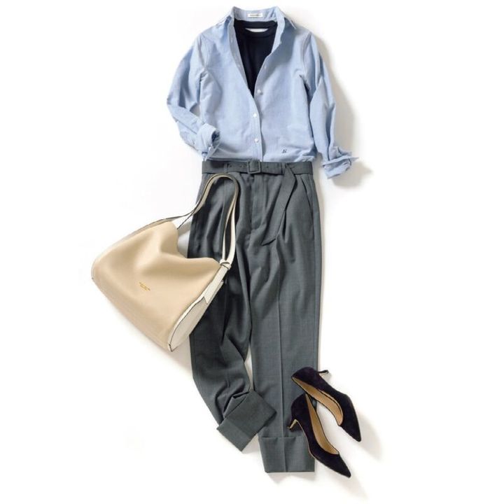 ブルーのシャツにグレーのパンツコーデ