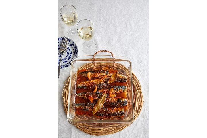 ハーブの爽やかな香りが立ち昇る“いわしのエスカベチェ”