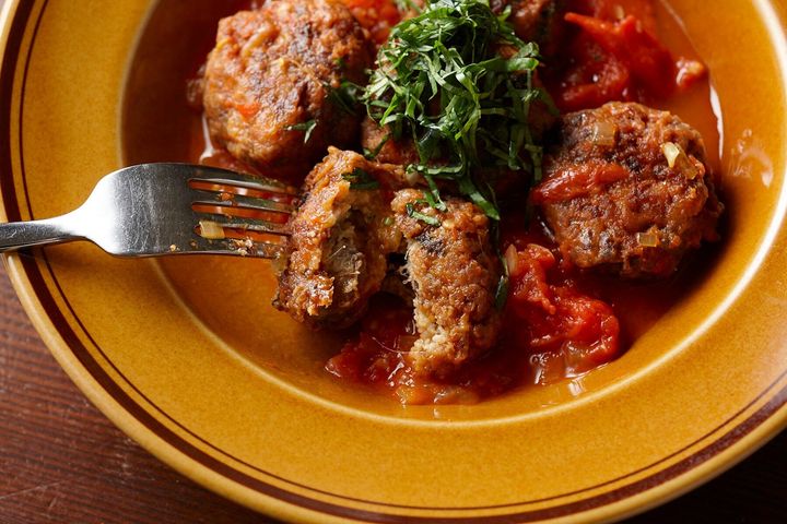 シチリア料理の定番食材を使った“いわし団子のトマト煮”
