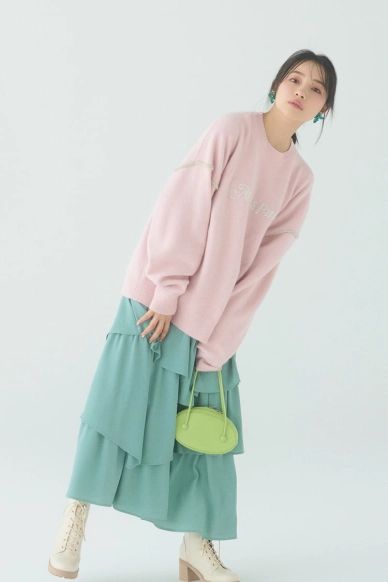 親近感がモテる♡ 薄手のニットコーデ