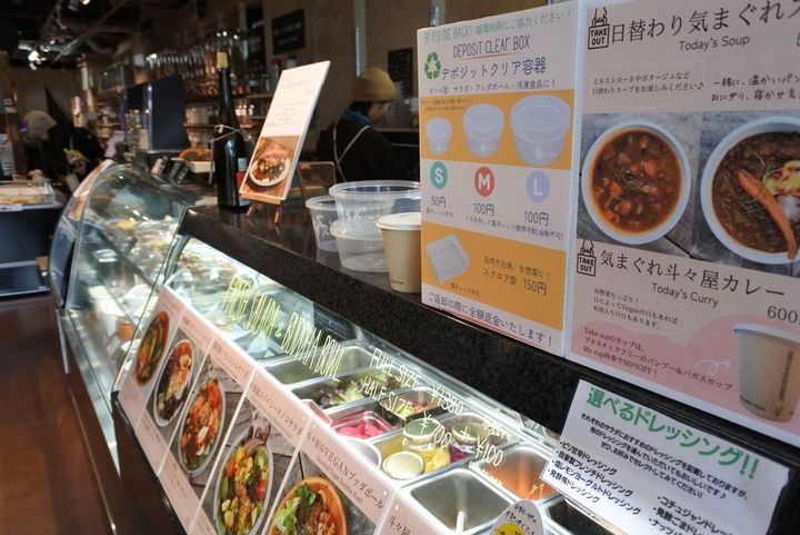 サラダやカレーなども人気