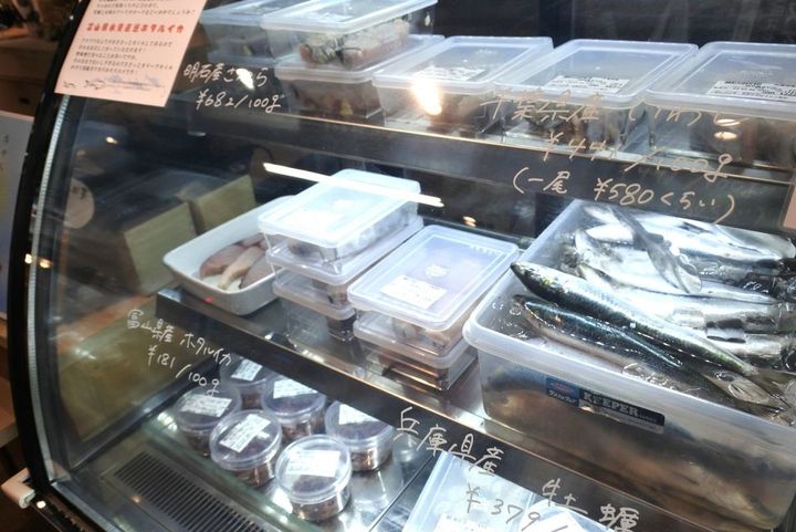 イワシやサワラ、牡蠣などの魚介類も量り売り