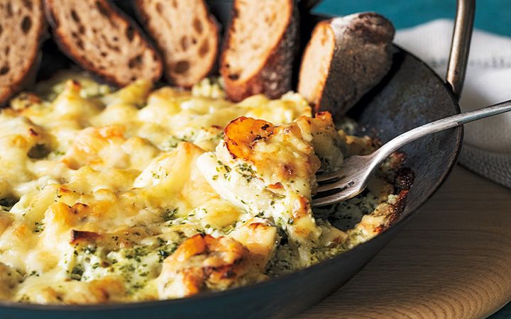 サラダケールのペーストを使ったチーズたっぷりグラタン