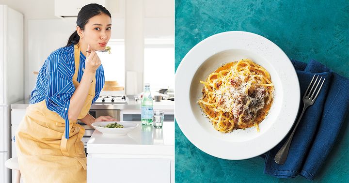 エプロン姿でパスタを口元に運んでいる武井咲さんとカルボナーラ