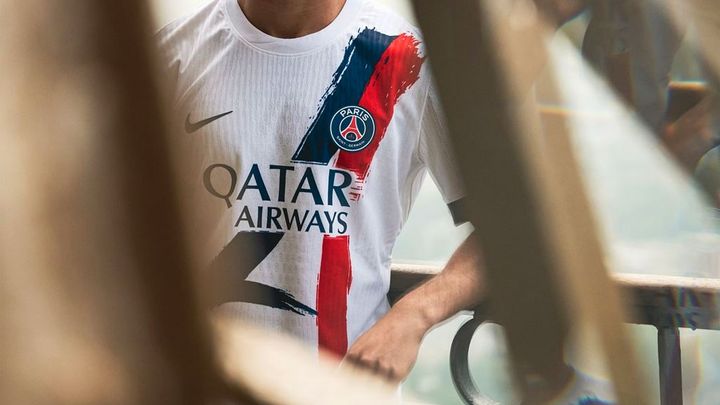 エッフェル塔が復活！PSGが新アウェイユニフォームを発表 パリ五輪イヤーに「パリの象徴」を芸術的に描く