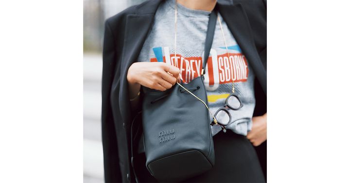 ミュウミュウの黒ショルダーバッグ