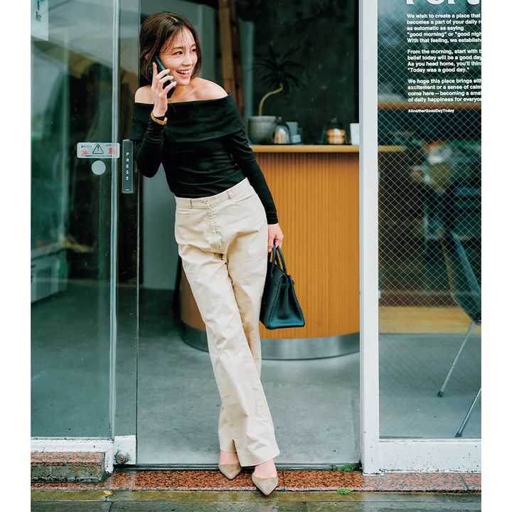 COSの黒オフショルカットソーにチノパンを合わせた読者モデル永山里絵さん